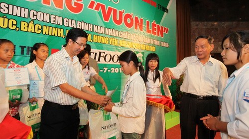 Tuoi Tre editor in chief Pham Duc Hai (L) presents scholarships to students on July 31 (Photo: Tuoi Tre) Tuoi Tre editor in chief Pham Duc Hai (L) presents scholarships to students on July 31 (Photo: Tuoi Tre)